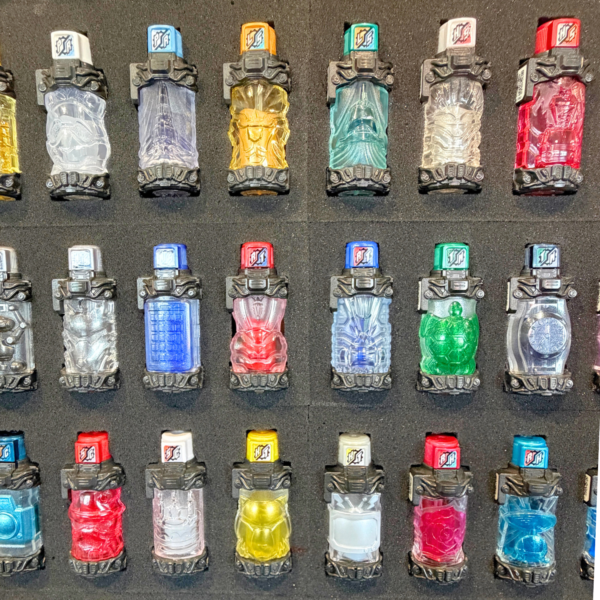 フルボトルケース販売決定！フルボトルを収納できる専用木製コレクションケース！特撮ボックスで限定販売！仮面ライダービルドに登場するフルボトル専用設計。　パンドラボックスをイメージして60本を完璧に収納