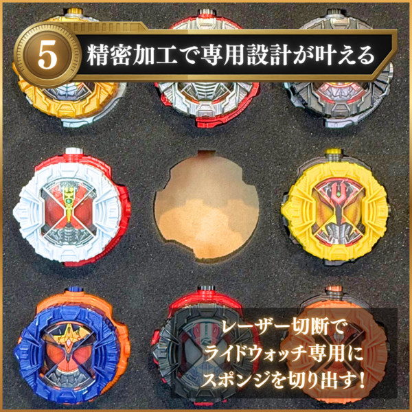ライドウォッチケース販売決定! 過去に販売されたライドウォッチを23個まで収納可能!!さらに、ディケイド、ウォズなど特殊ウォッチにも完全対応! 一緒にディスプレイすることができる。 スポンジはライドウォッチに合わせた専用設計! 取り出しすぐに遊ぶことができる。 ディスプレイケース おもちゃ収納 コレクションケース 仮面ライダークウガ 仮面ライダーアギト 仮面ライダー龍騎 仮面ライダーファイズ 仮面ライダー剣 仮面ライダー響鬼 仮面ライダーカブト 仮面ライダー電王 仮面ライダーキバ 仮面ライダーディケイド 仮面ライダーW 仮面ライダーオーズ 仮面ライダーフォーゼ 仮面ライダーウィザード 仮面ライダー鎧武 仮面ライダードライブ 仮面ライダーゴースト 仮面ライダーエグゼイド 仮面ライダービルド 仮面ライダージオウ 仮面ライダーゼロワン 仮面ライダーセイバー 仮面ライダーリバイス 仮面ライダーギーツ 仮面ライダーガッチャード 仮面ライダーガヴ 仮面ライダーゼッツ 仮面ライダーマイス 特撮ボックス